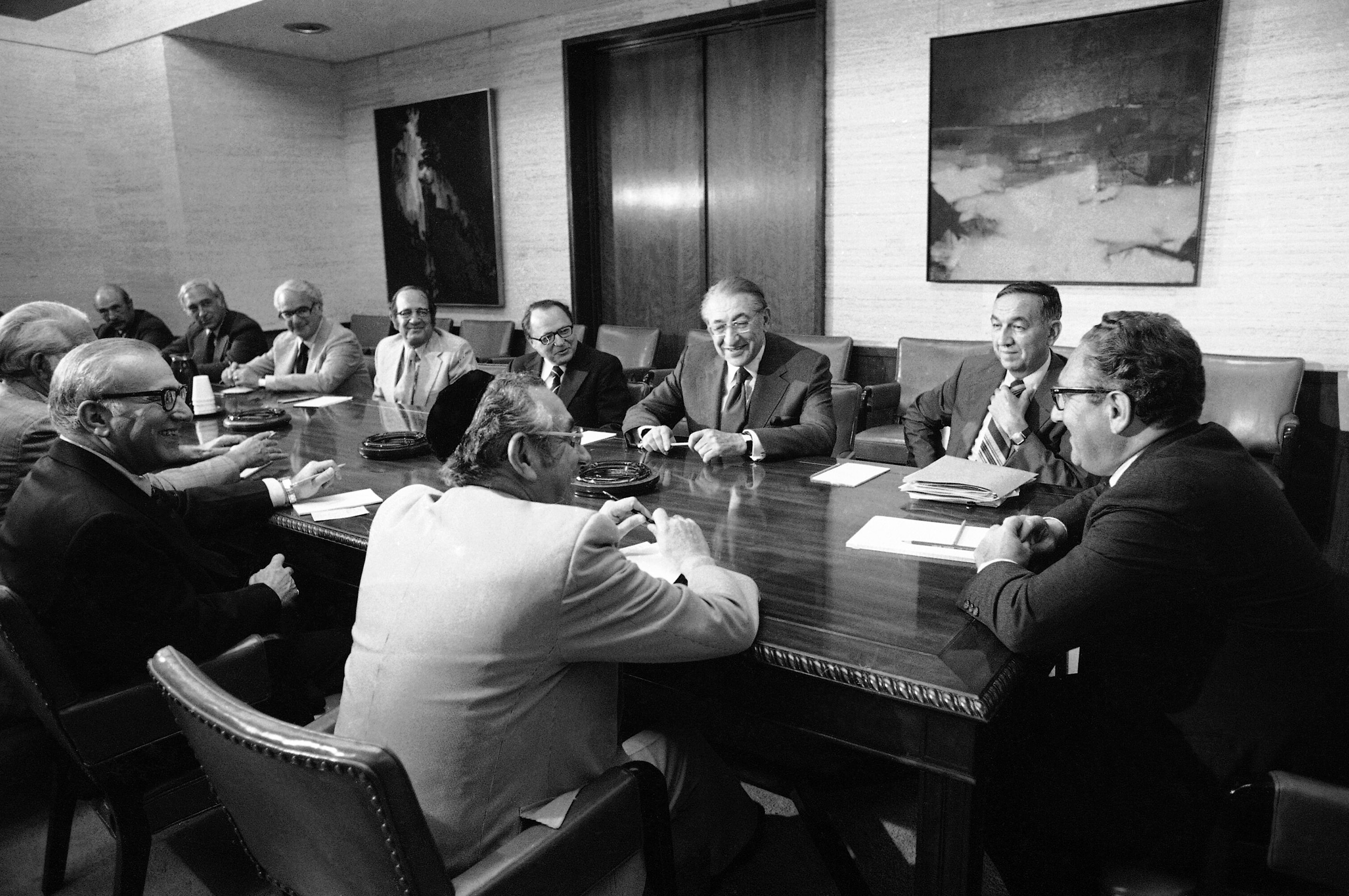 Max Fisher, center, and Henry Kissinger, right, meet with leaders of Jewish organizations prior to Kissinger’s 1975 Middle East trip. Henry Burroughs | AP