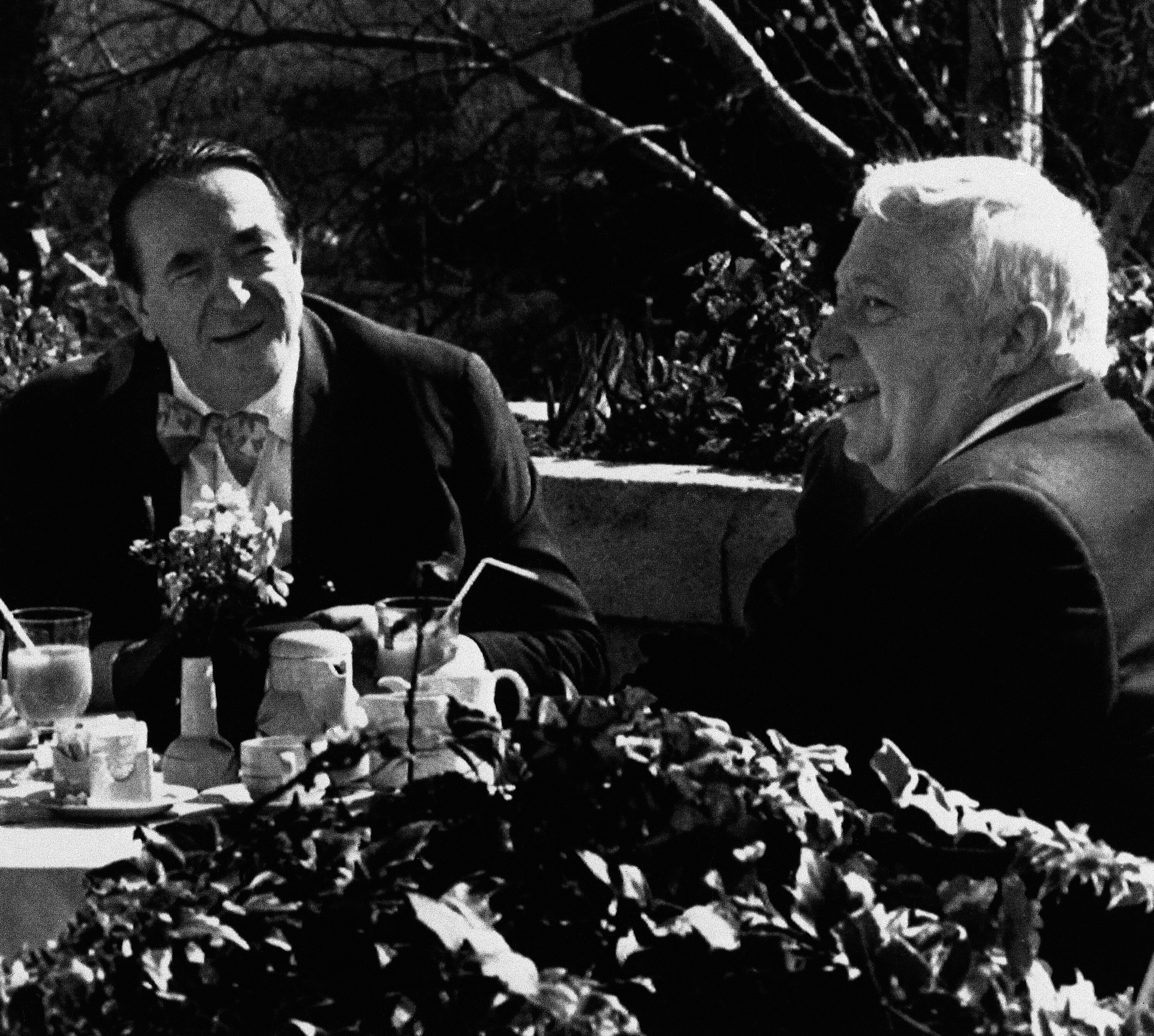 20年1990月XNUMX日，阿里埃勒·沙龙（右）在耶路撒冷会见罗伯特·麦克斯韦（Robert Maxwell）。 美联社