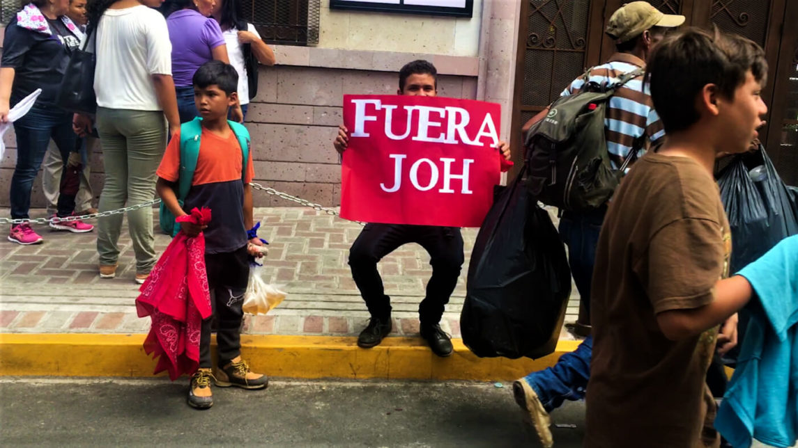 Бежать или не бежать? В Гондурасе ребенок храбрит слезоточивый газ, чтобы продать уксусные мешки
