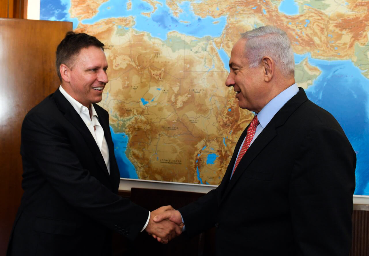 彼得·泰尔（Peter Thiel）在2017年的以色列会议上向内塔尼亚胡致意。 照片| 以色列总理