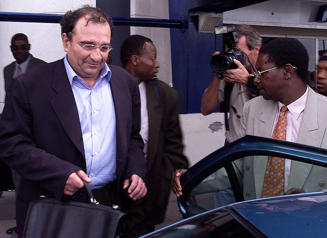 Ari Ben-Menashe于22年2002月XNUMX日抵达津巴布韦的哈拉雷国际机场。 美联社