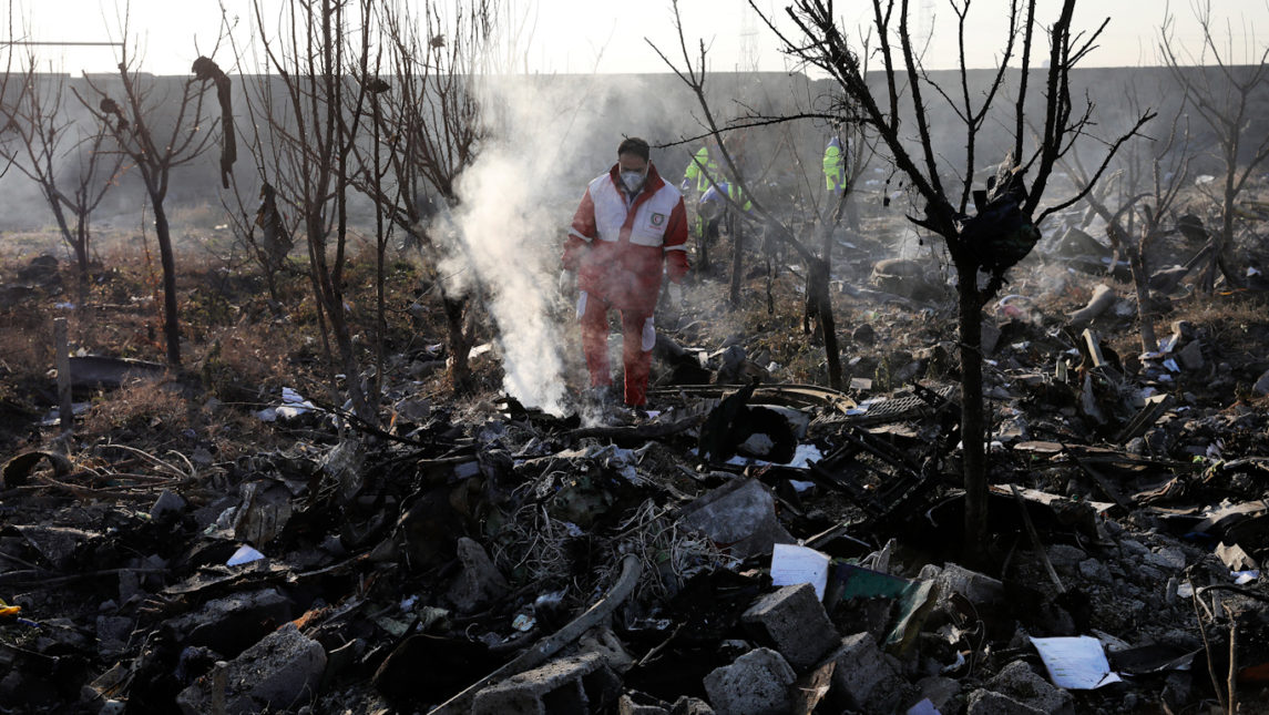 Preguntas sobre misterioso accidente aéreo en Irán que dejó 176 muertos