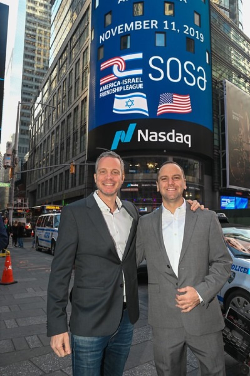 在SOSA的Facebook页面上发布的这张照片中，SOSA高管Uzi Scheffer和Guy Franklin在纽约时代广场摆姿势