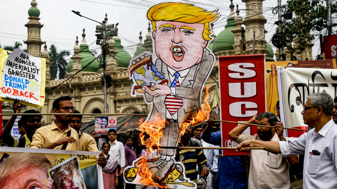 Ожесточенные протесты, поскольку Трамп прибывает в Индию, договаривается о сделке с оружием на 3 миллиарда долларов с Моди