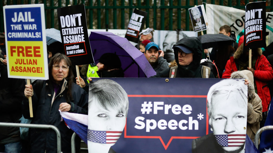 Слухи об экстрадиции Ассанжа открываются оскорбительным осуждением основных СМИ