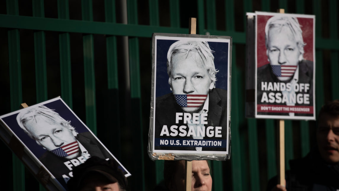 El juez ordena que Assange sea retenido en una caja de vidrio durante el juicio de extradición