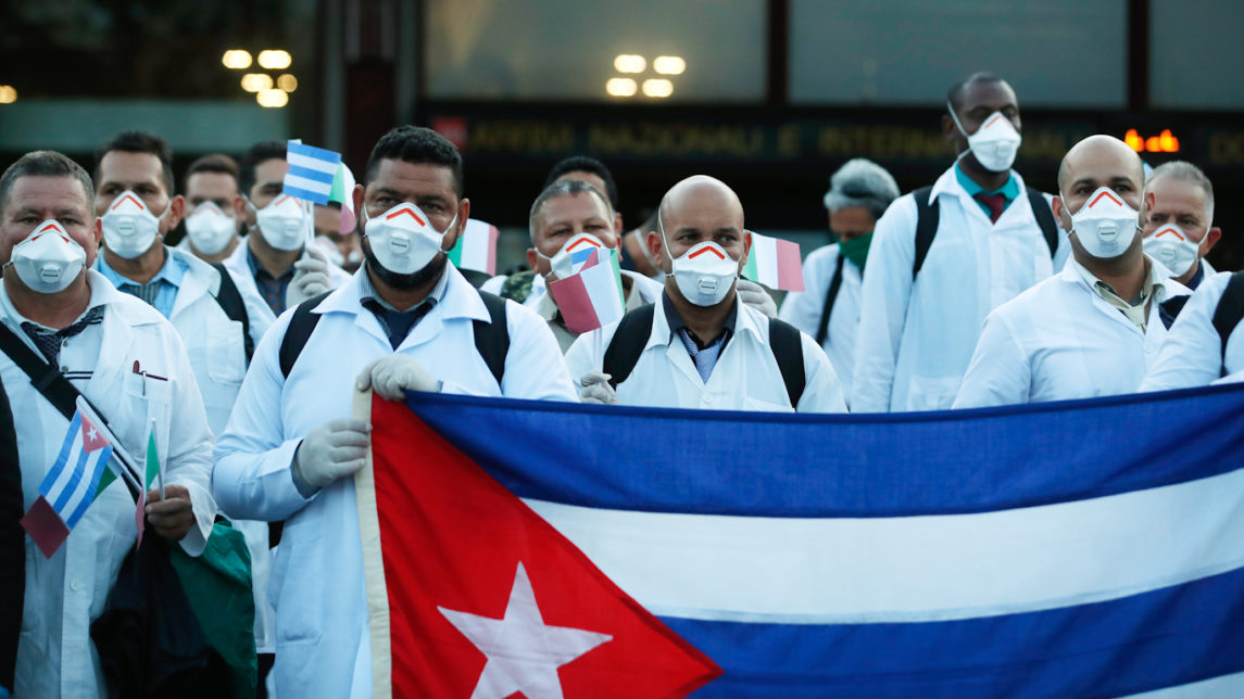 古巴医生帮助意大利传播病毒的照片，爆炸性媒体叙事