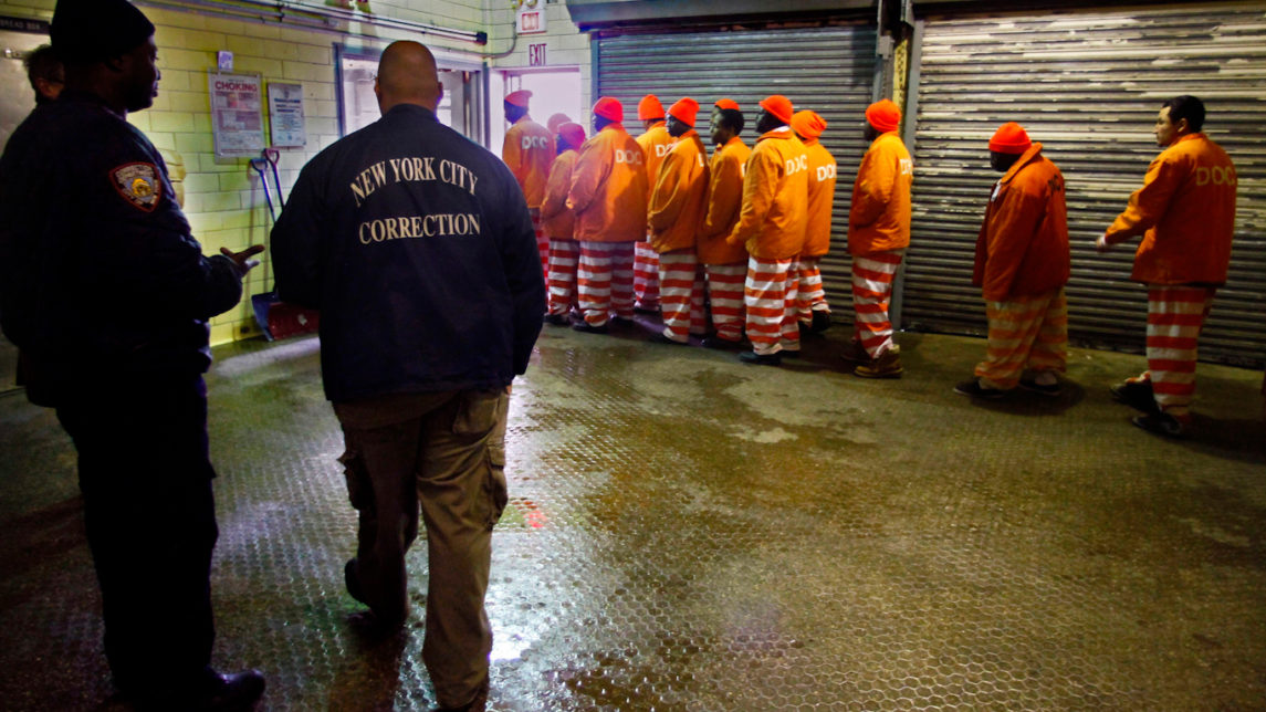 纽约动员Rikers Island囚犯挖掘严重的重症患者，以治疗冠状病毒