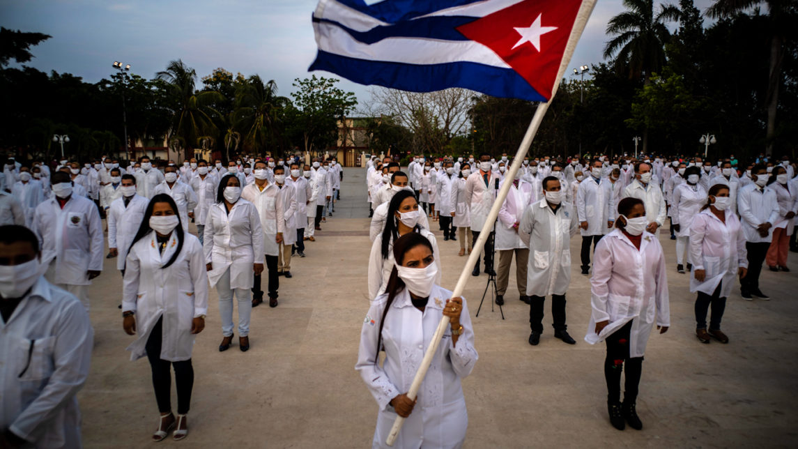 En medio de las acusaciones de flexibilizar el poder blando, Cuba continúa ayudando a las naciones más pobres y menos influyentes