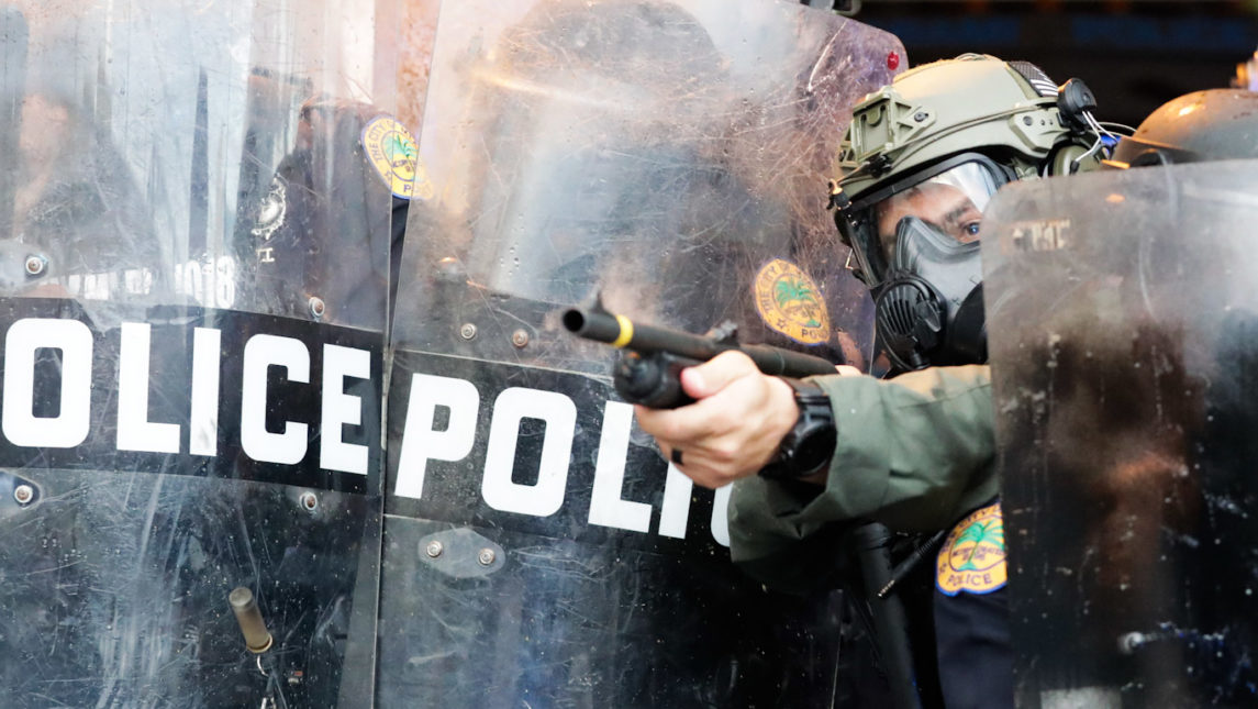 Протесты Джорджа Флойда: полиция усиливает насилие по всей Америке