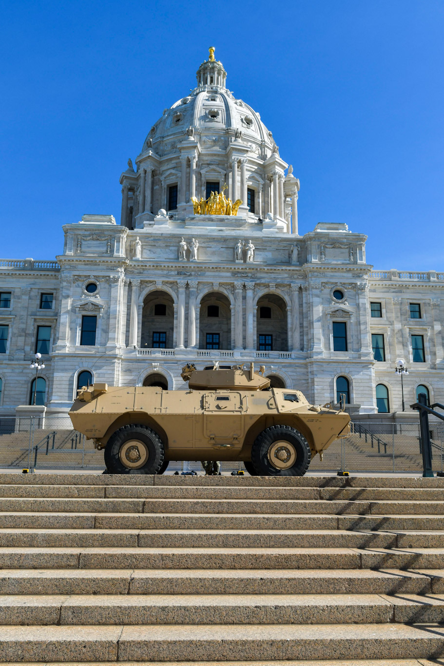 Guardia Nacional de Minnesota Guardia de pie en el Capitolio estatal