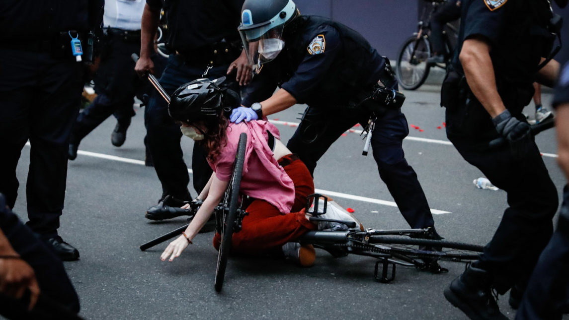 假出租车在纽约警察局对抗议者的权利打击中的最新工具中