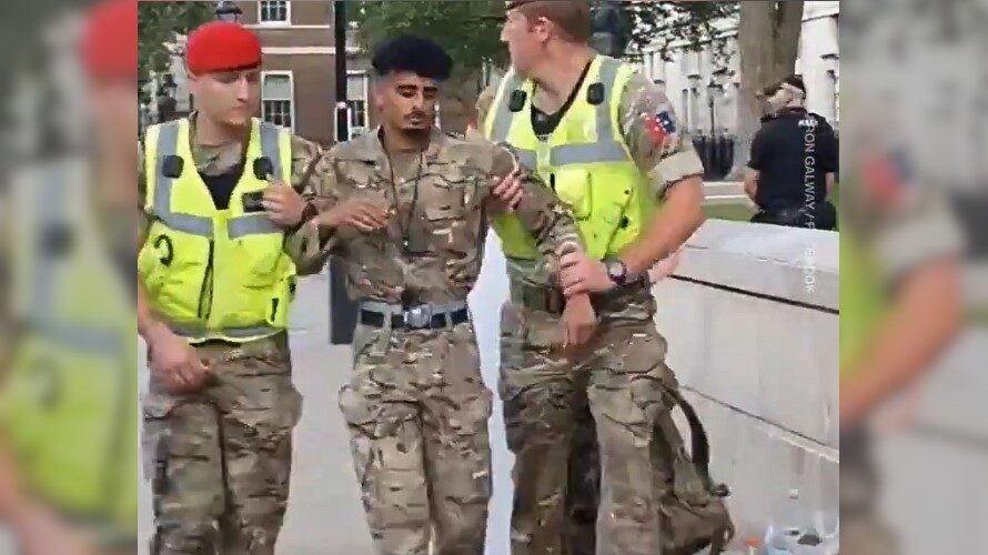 视频显示英国士兵因反对沙特阿拉伯的英国武装而被捕