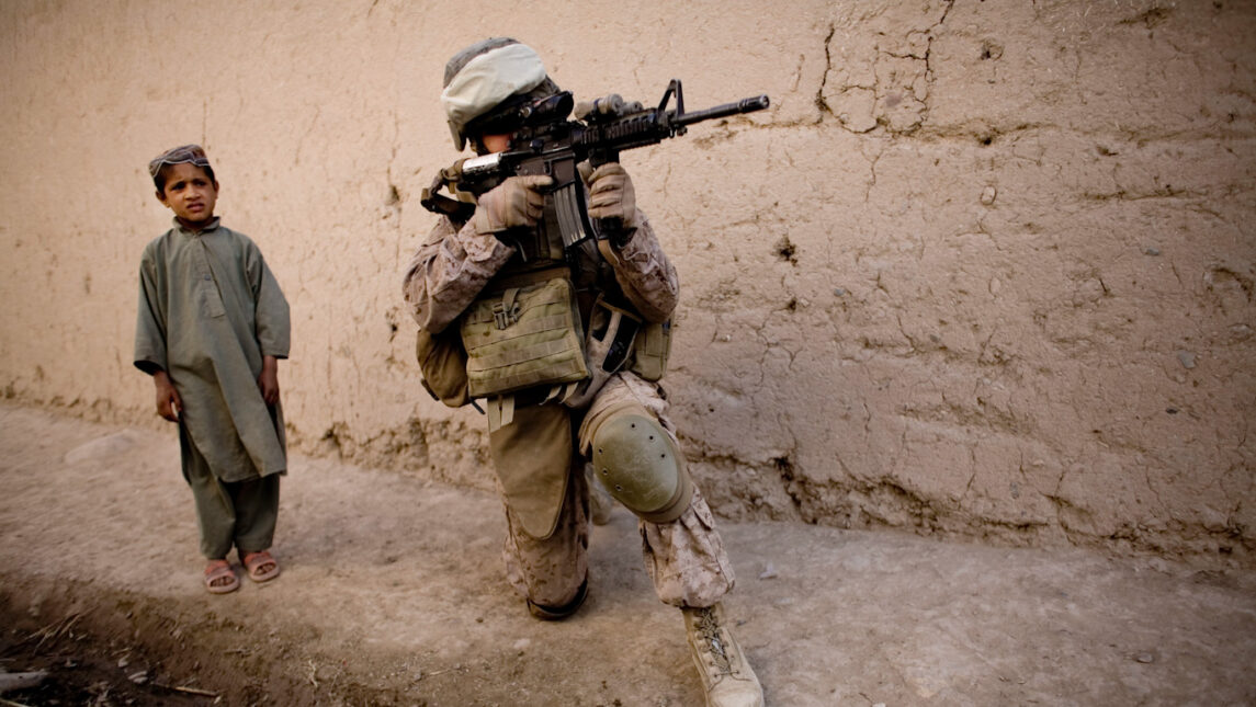 在阿富汗，美军巡逻与他们的父亲一样