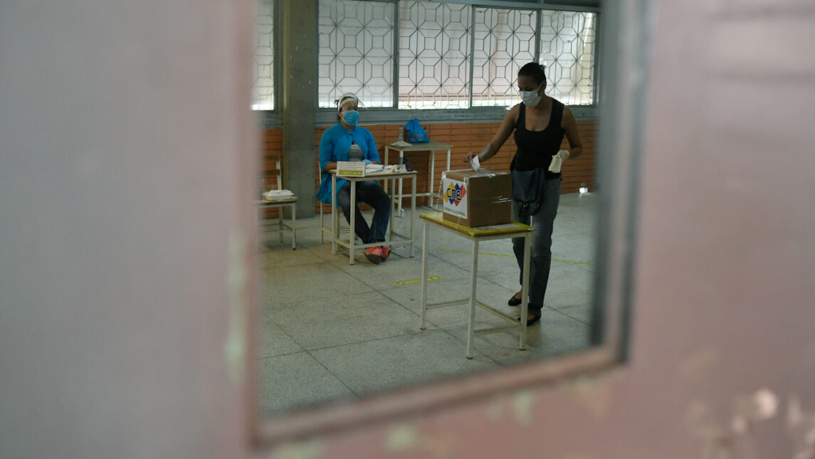 委内瑞拉的投票率低但自由的选举对政权的变化是打击