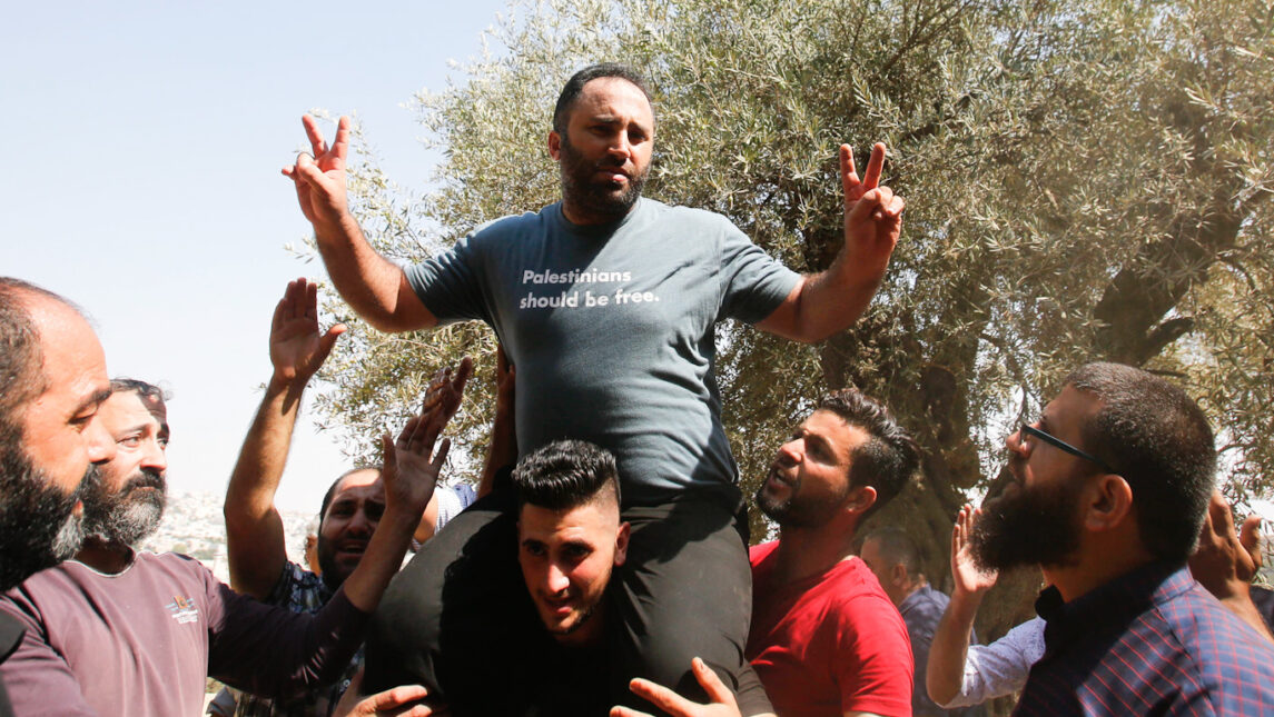 #STANDWITHISSA：Issa Amro站起来反对以色列的定居者国，并将付出沉重的代价