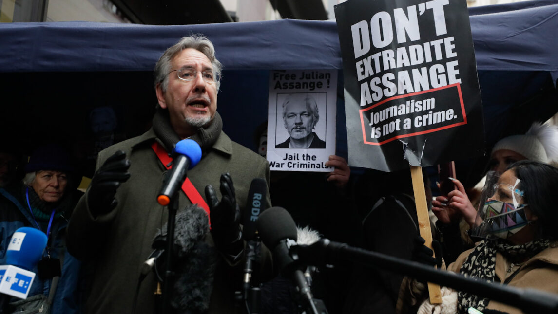 "No hay victoria para la libertad de prensa": Assange gana el caso, pero el juez sienta un precedente preocupante