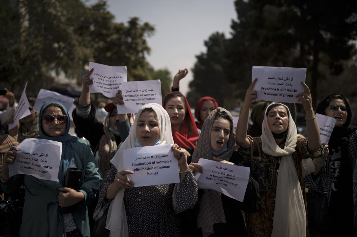 Как феминистки могут поддержать афганских женщин, живущих при талибах