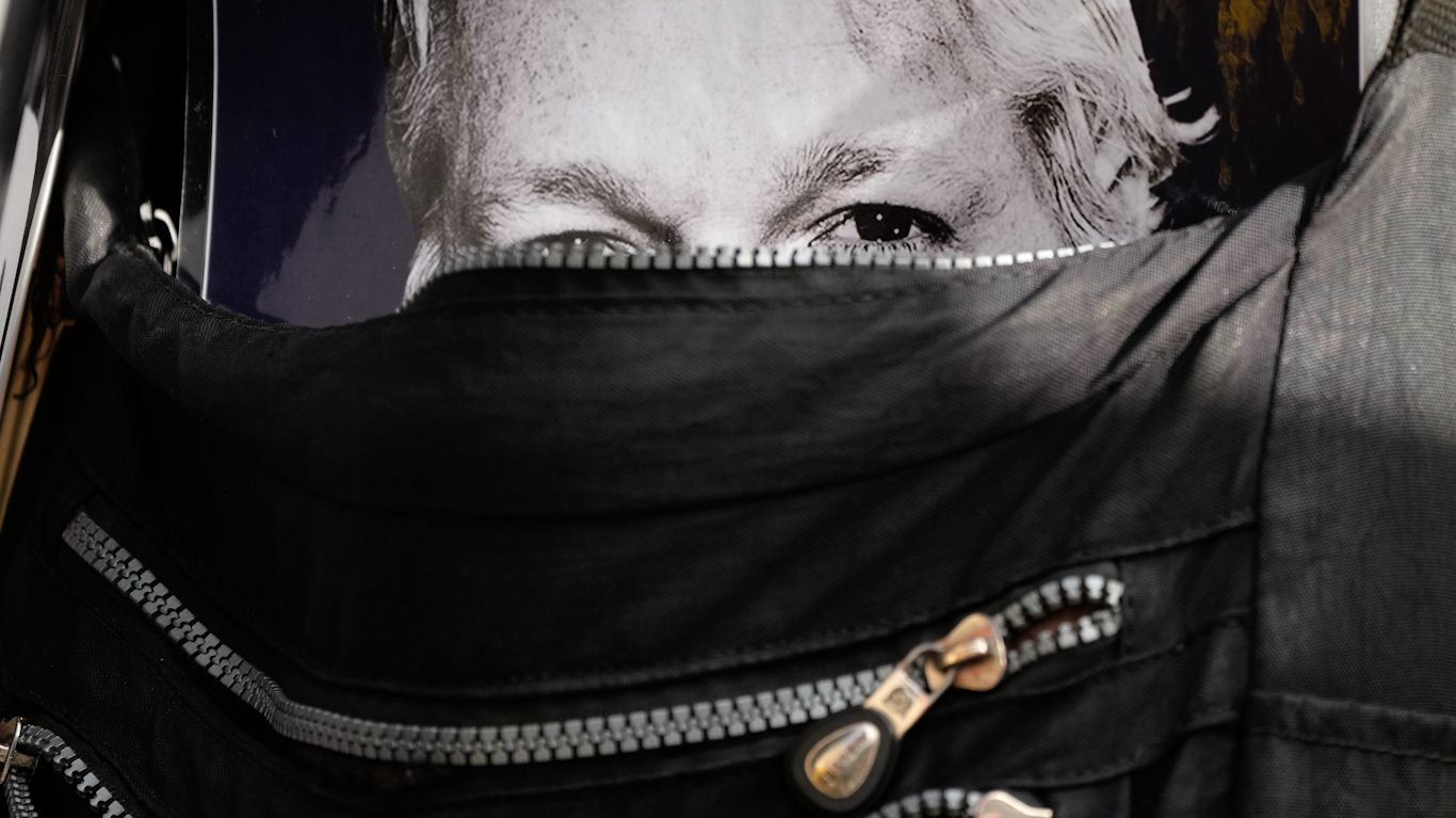 Julian Assange Guardian Feature photo