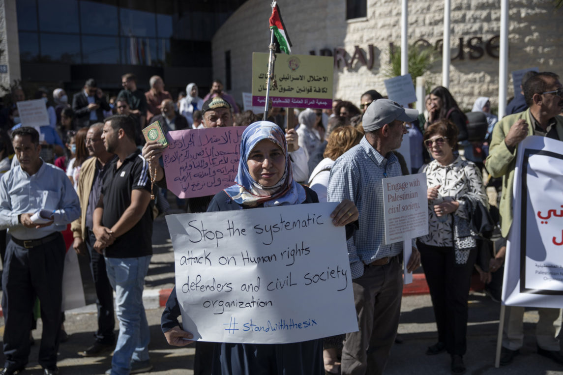突袭、逮捕和死亡威胁：以色列压制人权捍卫者的战略