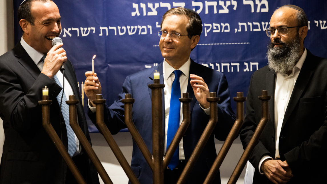 随着象征性的希伯伦光明节访问，以色列总统对阿克萨的破坏表示欢迎