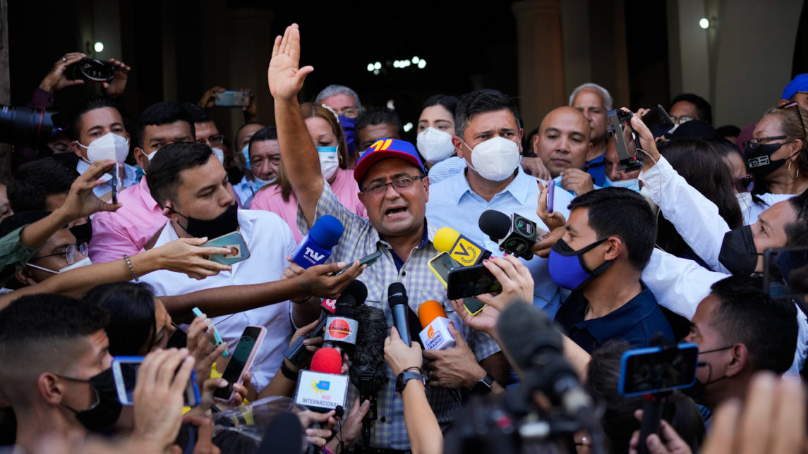 委内瑞拉的大赢家：反对派、媒体大肆抨击马杜罗干预巴里纳斯选举，他的反对派赢得了选举