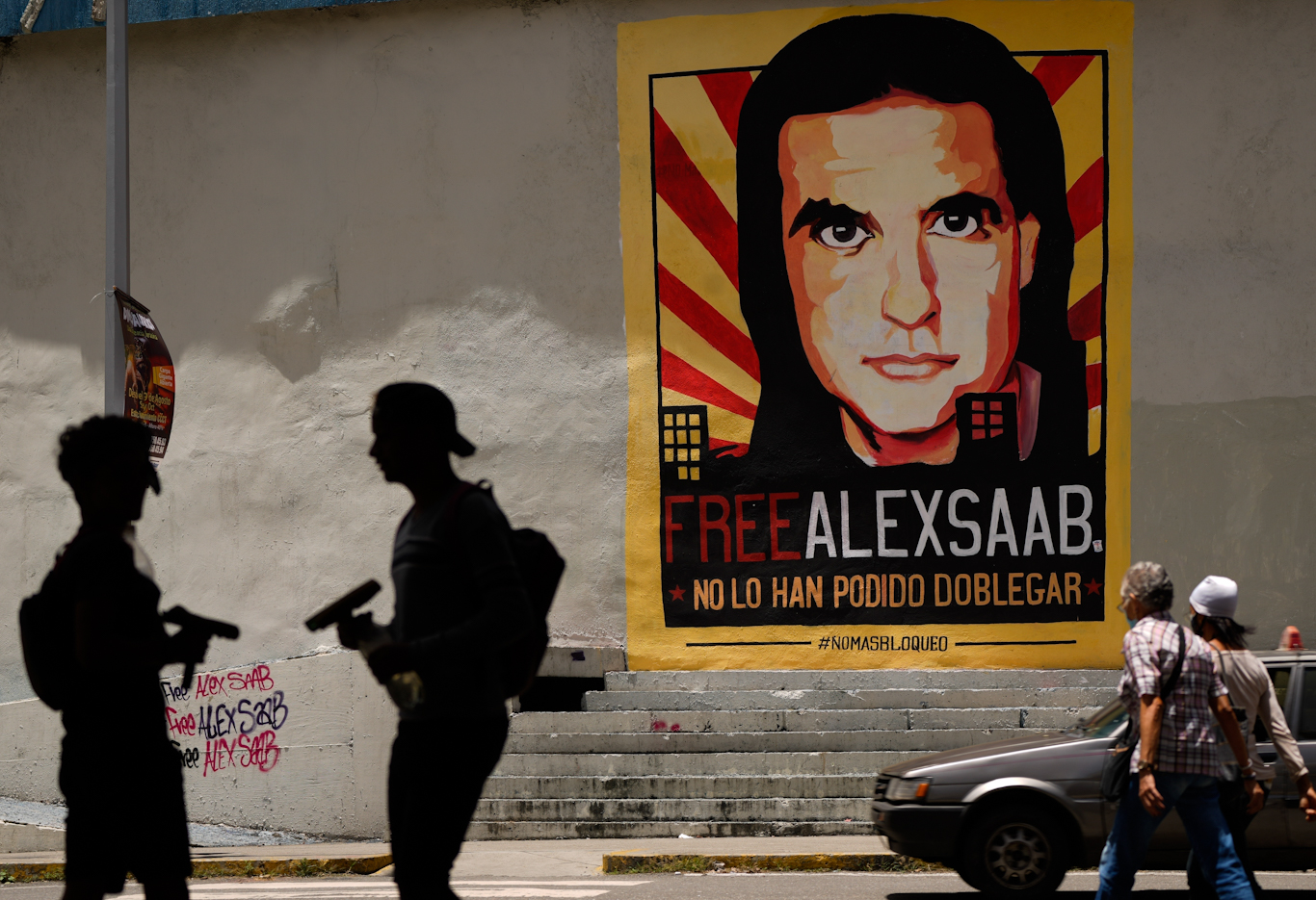 A mural of Alex Saab, with a caption in Spanish saying “Free Alex Saab. They haven’t been able to bend him,” in Caracas. Photo: Ariana Cubillos/AP