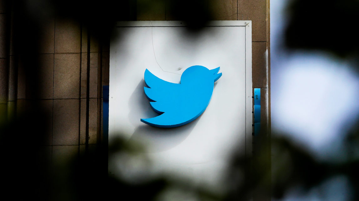 La Oficina Federal de Tweets: Twitter está contratando un número alarmante de agentes del FBI