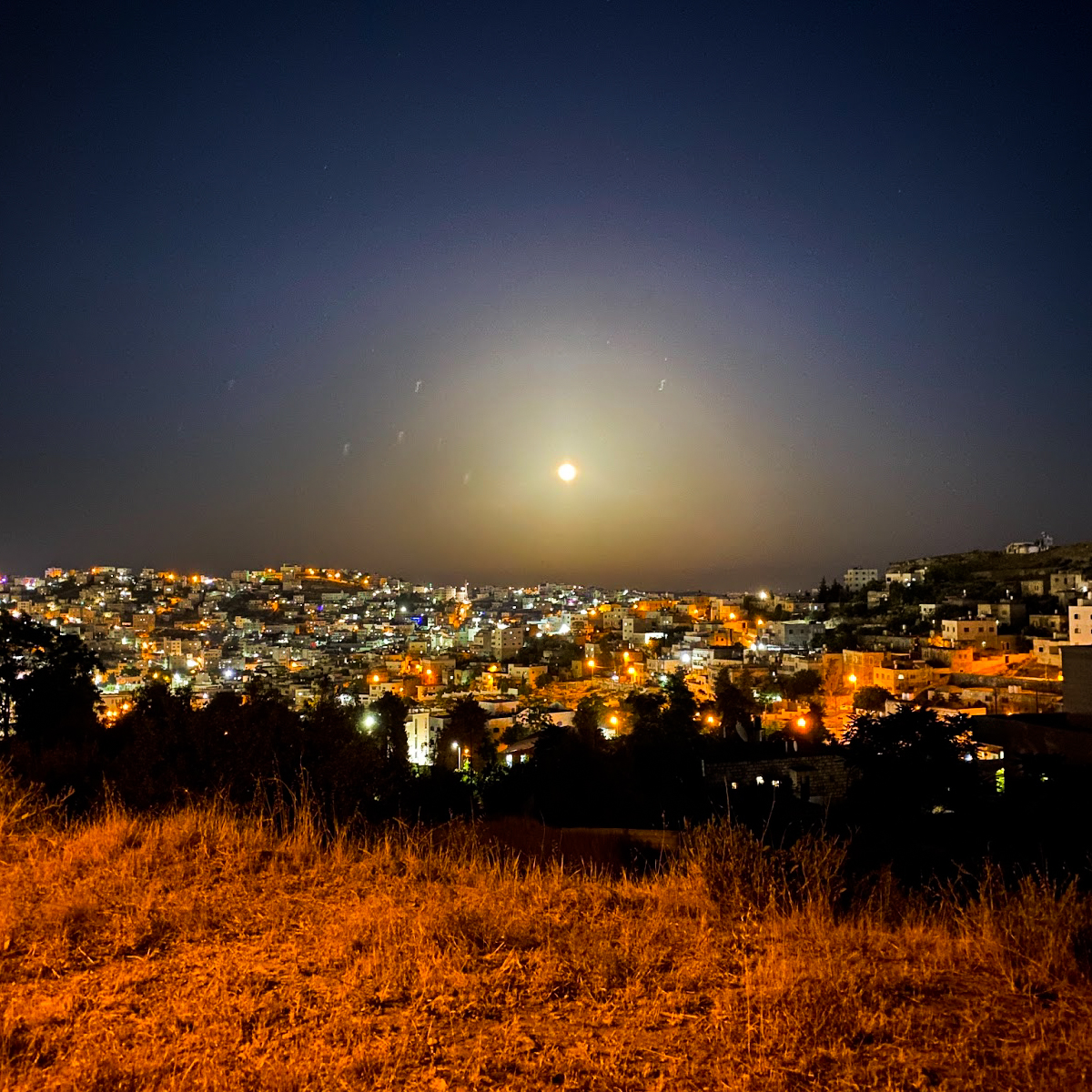 La luna sobre la ciudad vieja de Hebrón, vista desde Tel-Rumeida