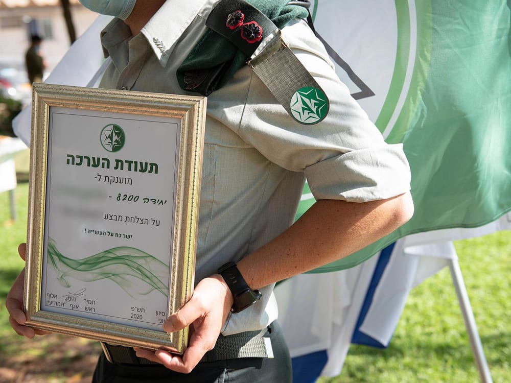Une récompense remise à l'unité 8200 de Tsahal pour les opérations clandestines, le 24 juin 2020. Photo |  IDF
