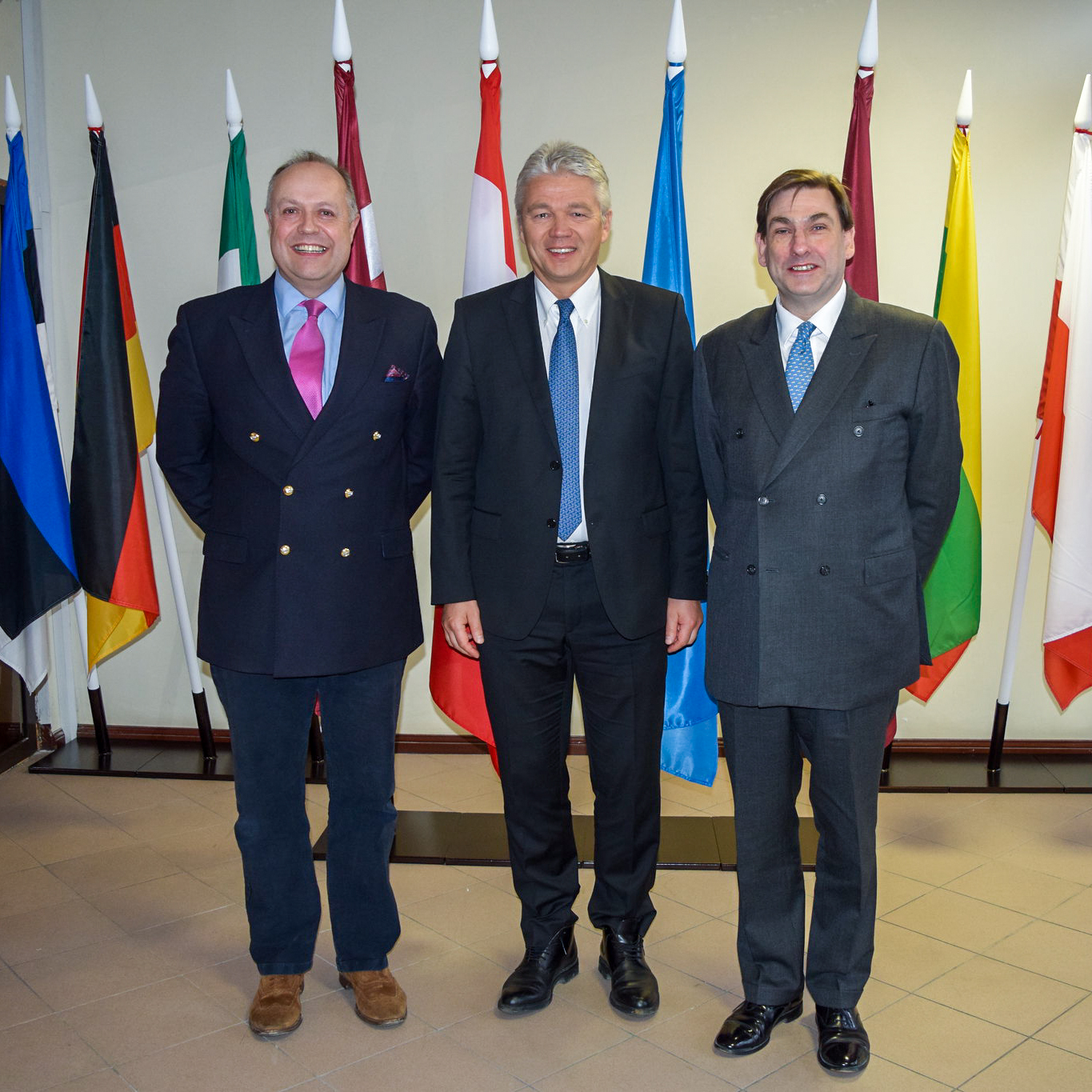 Desde la izquierda: Steve Tatham (Director de Operaciones, IOTA Global), Emb. Janis Karklins, Nigel Oakes (Director Comercial, IOTA-GLOBAL), febrero de 2015 | COE STRATCOM | CC