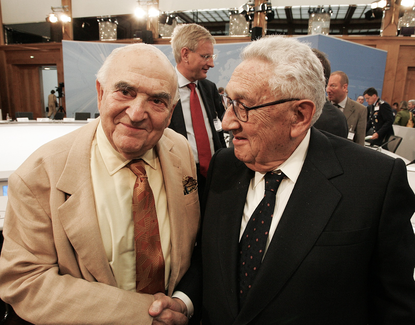 El barón Weidenfeld, a la izquierda, con el famoso criminal de guerra Henry Kissinger.