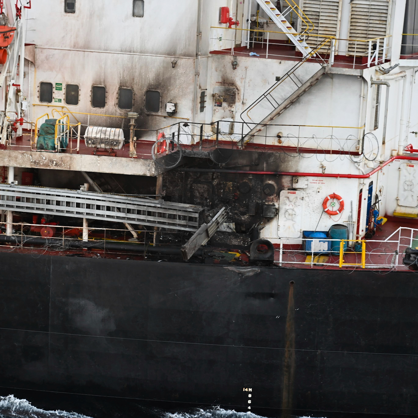 السفينة جينكو بيكاردي المملوكة للولايات المتحدة بعد تعرضها لهجوم بطائرة بدون طيار أطلقتها أنصار الله في خليج عدن، 18 يناير 2024. صور | ا ف ب