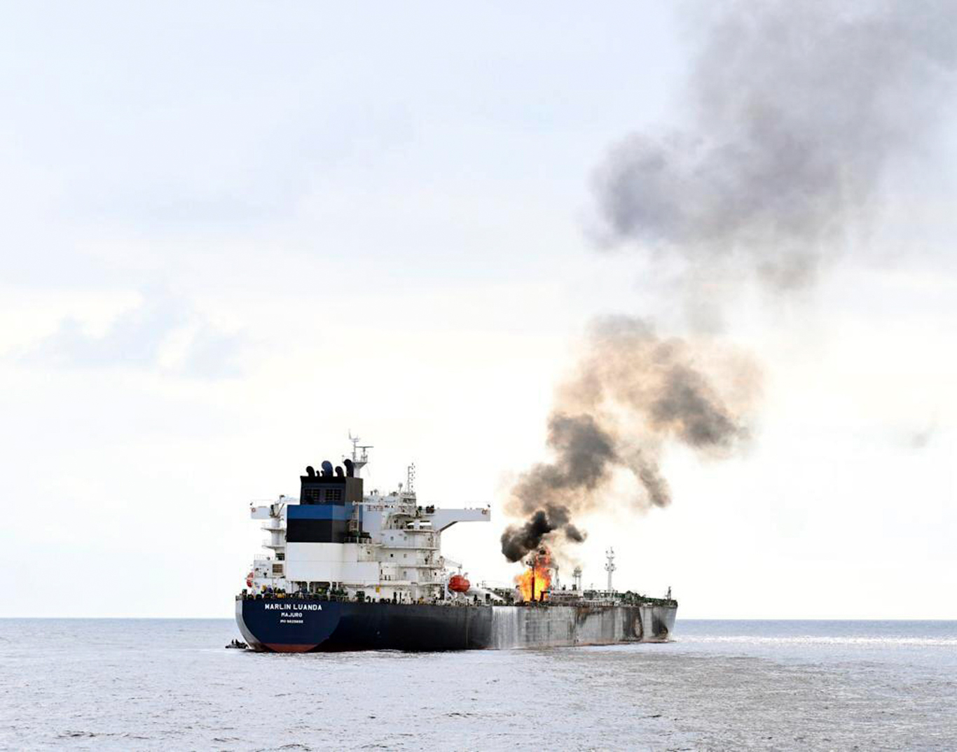 Le Marlin Luanda en feu après une attaque dans le golfe d'Aden