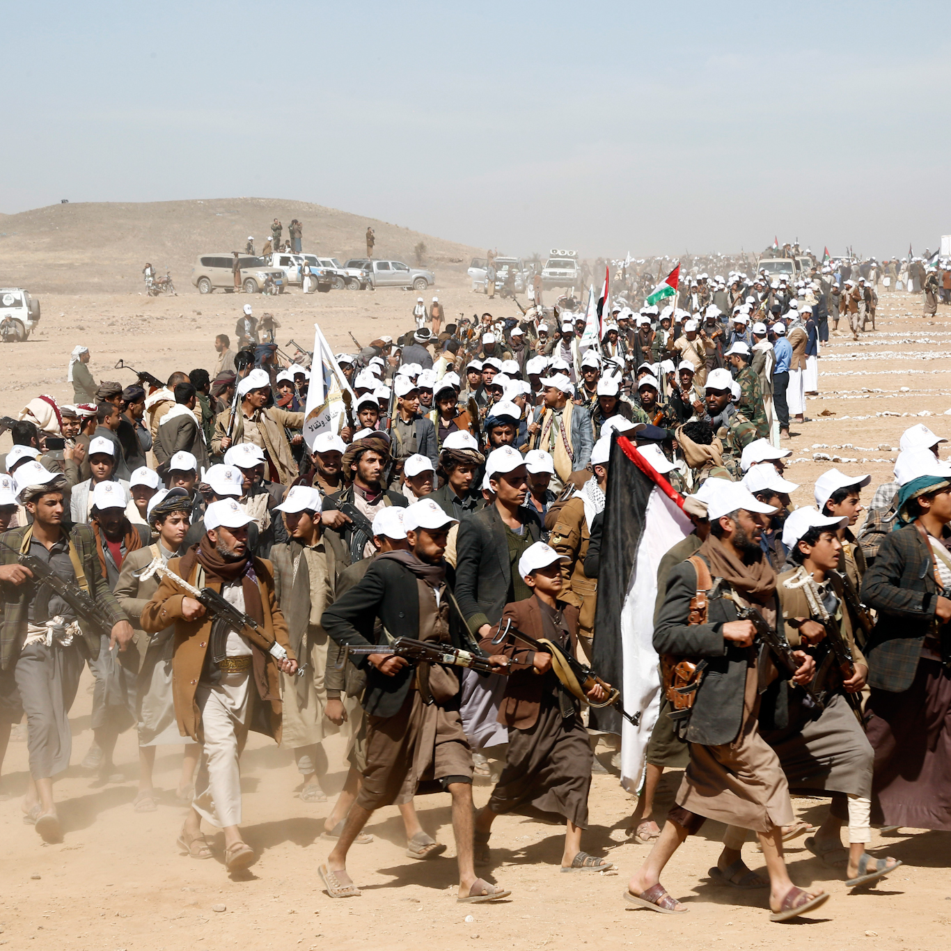 مقاتلون متطوعون يسيرون خلال مسيرة لدعم الفلسطينيين في قطاع غزة وضد الضربات الأمريكية على اليمن خارج صنعاء، 22 يناير 2024. صور | ا ف ب
