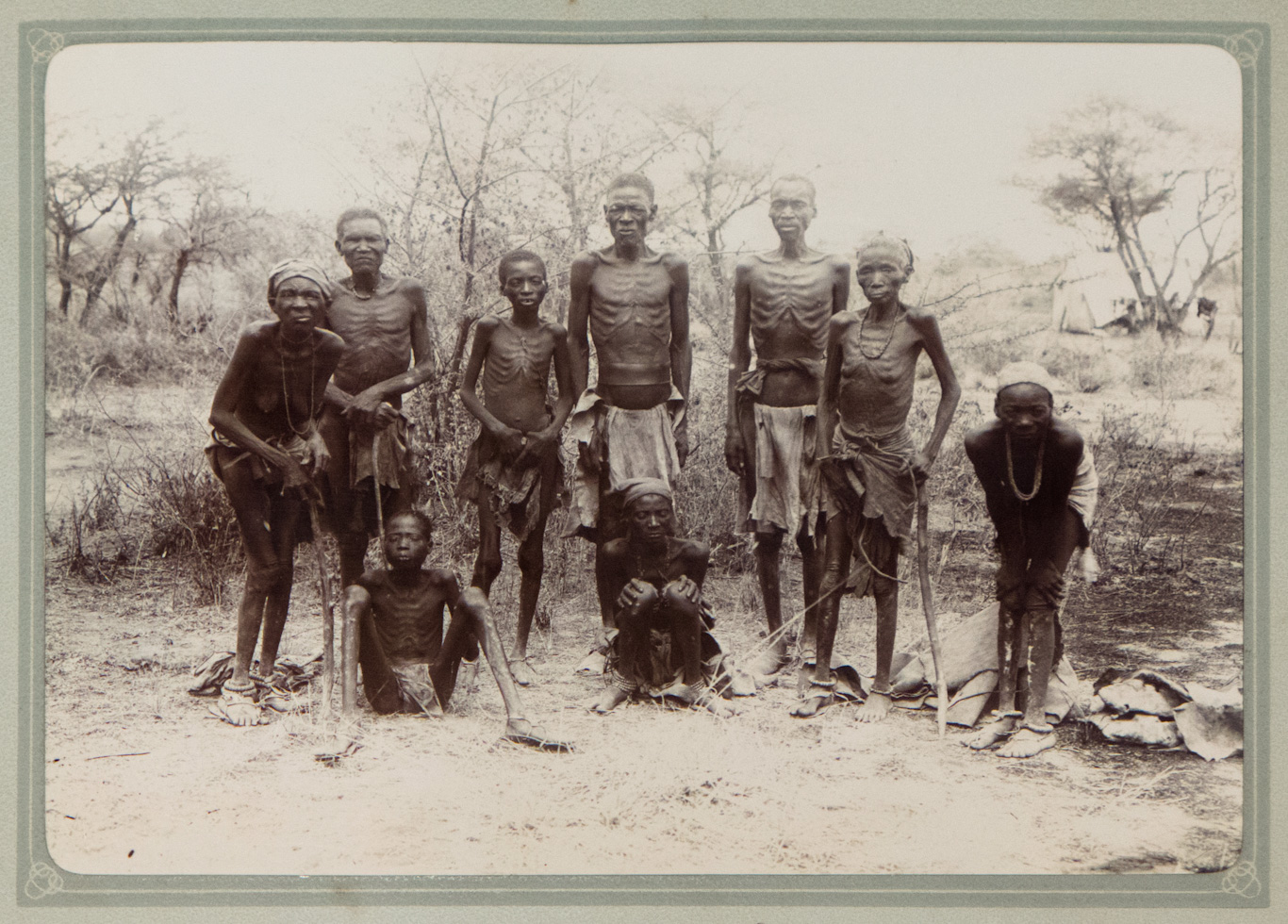 一张名为“被俘的赫雷罗人”的照片，由纳米比亚的德国殖民者于 1904 年左右拍摄。照片来源：德国历史博物馆