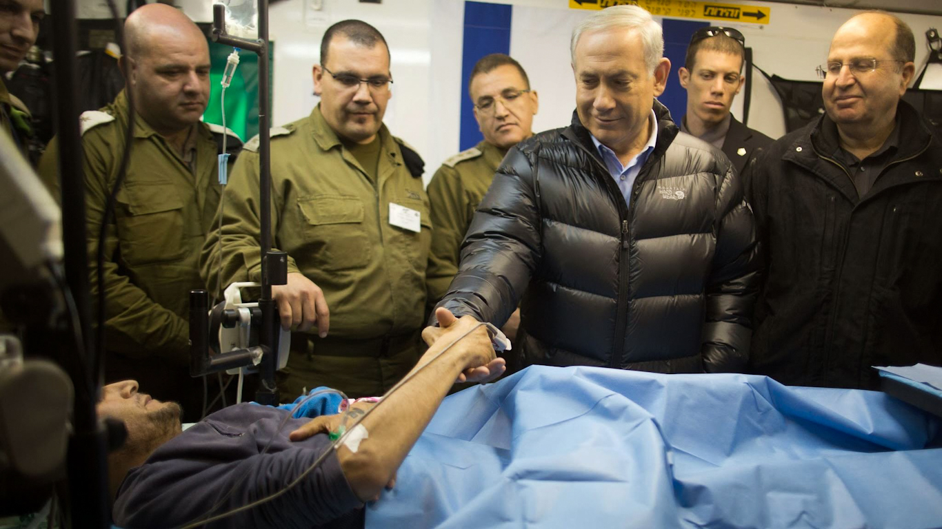 Netanyahu shakes hands with an injured Syrian rebel