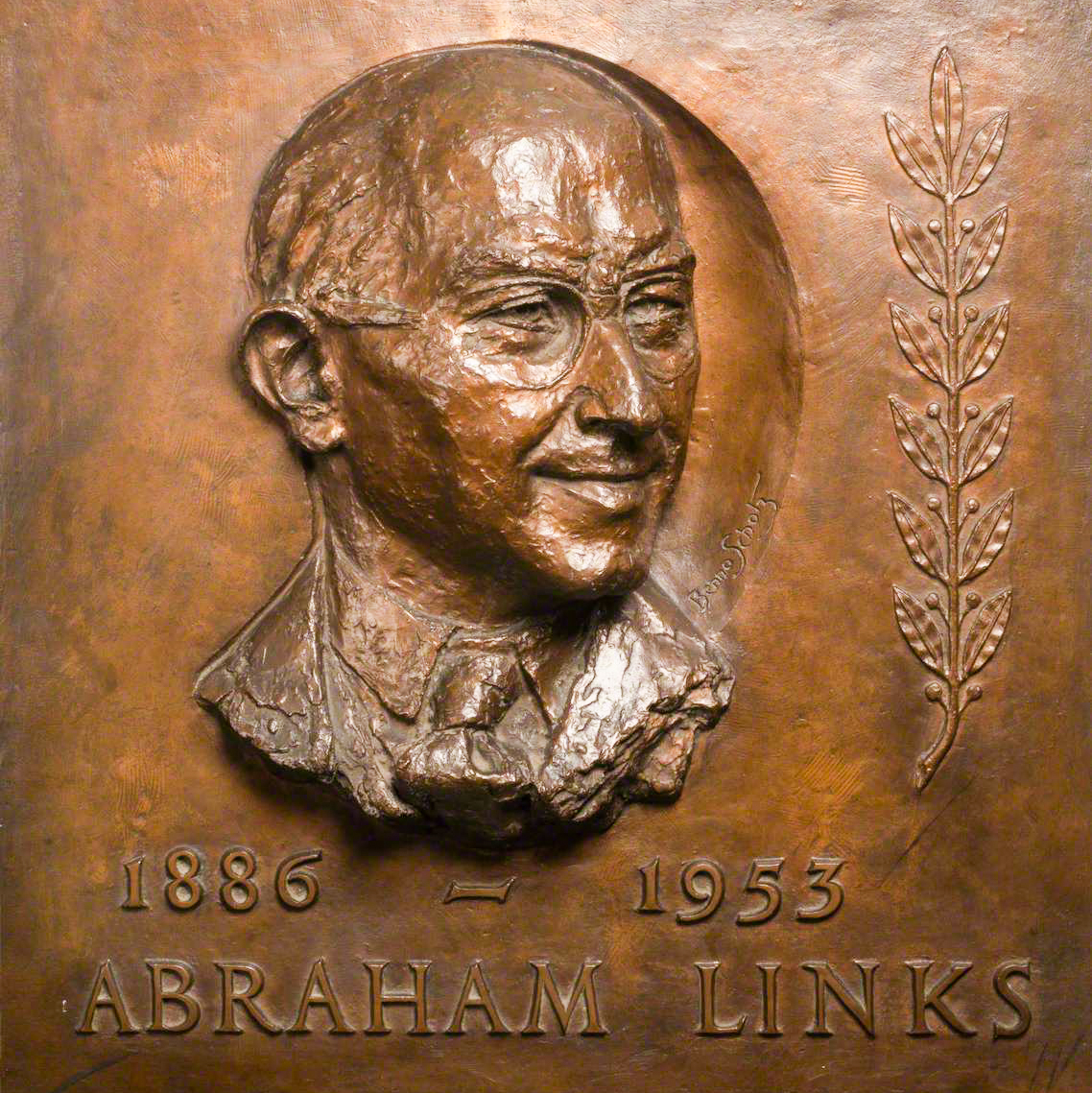 Abraham Links fue conmemorado por el escultor y activista sionista, Benno Schotz